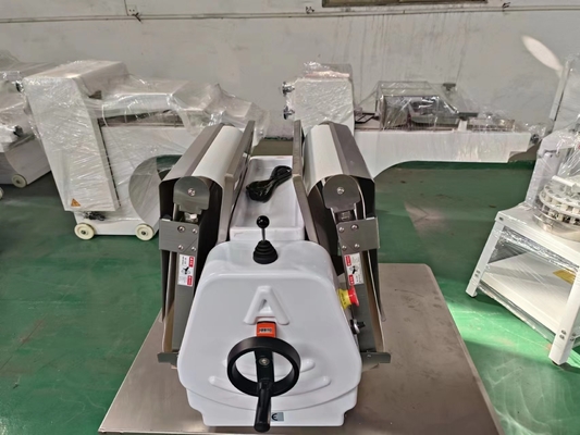 معدات الطهي الكهربائية لضغط العجن / معدات مطبخ الوجبات السريعة 370mm Roller 0.4KW Power
