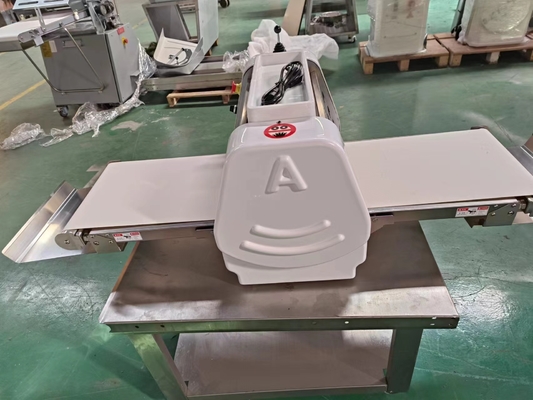 معدات الطهي الكهربائية لضغط العجن / معدات مطبخ الوجبات السريعة 370mm Roller 0.4KW Power