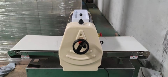 معدات الطهي الكهربائية لضغط العجن / معدات مطبخ الوجبات السريعة 370mm Roller 0.4KW Power