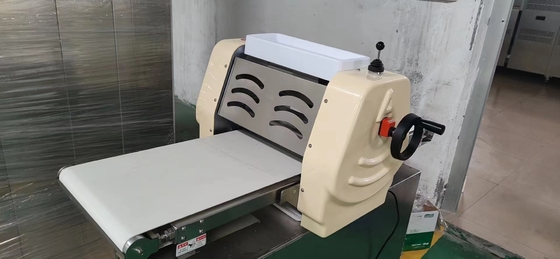 معدات الطهي الكهربائية لضغط العجن / معدات مطبخ الوجبات السريعة 370mm Roller 0.4KW Power