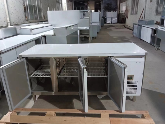 2~8°C 220-240V / 1PH / 50HZ SS304 التبريد المبرد 3 أبواب طاولة العمل لتخزين الطعام